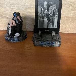 Lights Out kindletartó+dekor figura